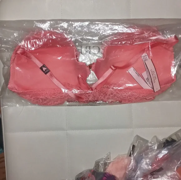 VICTORIA'S SECRET 34DD DREAM ANGELS LIGHTLY LINED DEMI BRA - Picture 5 of 7